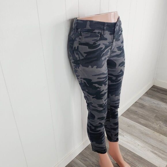 Levi's 711 Women's Black Camo Print Mid Rise Slim Fit Ankle Skinny Jeans Size 30 - Picture 2 of 8
